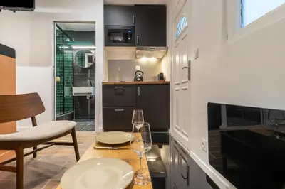 Cuisine ou kitchenette dans l'établissement Cozy Suite with Sauna - Le Marais