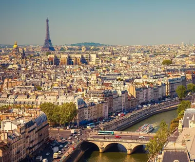 Vue générale sur Paris ou vue de la ville depuis l'appartement