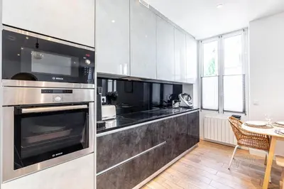 Cuisine ou kitchenette dans l'établissement GuestReady - Elegant retreat near the Eiffel Tower