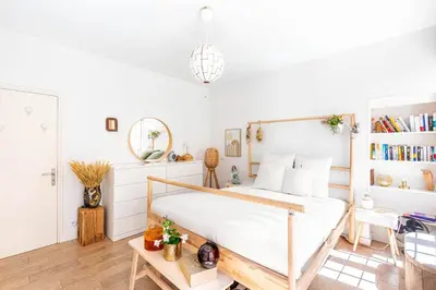 Bibliothèque dans l'appartement