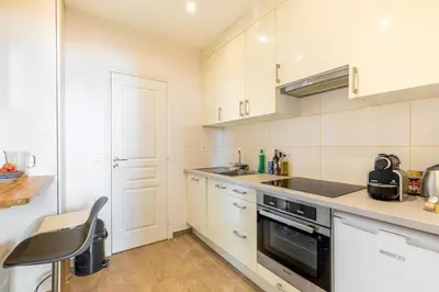 Cuisine ou kitchenette dans l'établissement GuestReady - Stylish comfort near Montsouris