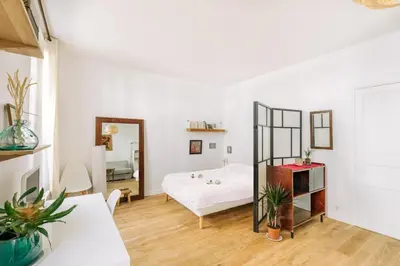 Un ou plusieurs lits dans un hébergement de l'établissement GuestReady - Stylish comfort near Montsouris