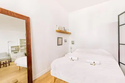 Un ou plusieurs lits dans un hébergement de l'établissement GuestReady - Stylish comfort near Montsouris