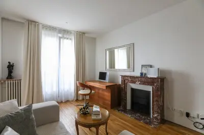 Télévision ou salle de divertissement dans l'établissement Bright apartment for 4