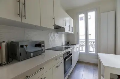 Cuisine ou kitchenette dans l'établissement Bright apartment for 4