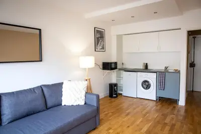 Cuisine ou kitchenette dans l'établissement Charming Studio