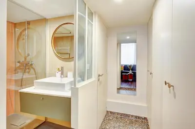 Salle de bains dans l'établissement Coco meulin rouge