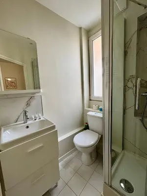 Salle de bains dans l'établissement Appartement Commerce Tour Eiffel