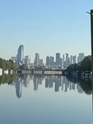 Vue sur la rivière ou le fleuve situé(e) à proximité de le bateau