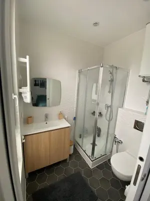 Salle de bains dans l'établissement Studio à cote du parc des expositions porte de Versailles, proche metro
