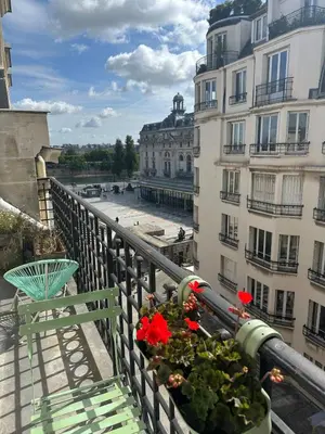 Balcon ou terrasse dans l'établissement Beautiful Apartment with Seine and Musée d'Orsay View