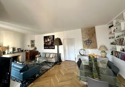 Coin salon dans l'établissement Beautiful Apartment with Seine and Musée d'Orsay View
