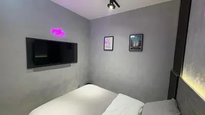 Télévision ou salle de divertissement dans l'établissement Hotel de Touraine Belleville