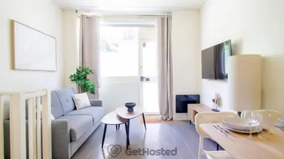 Télévision ou salle de divertissement dans l'établissement Paris Expo - Charming Apartment - GetHosted