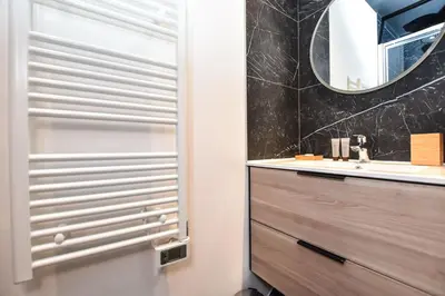Salle de bains dans l'établissement Duplex agréable Paris 20ᵉ - Belleville