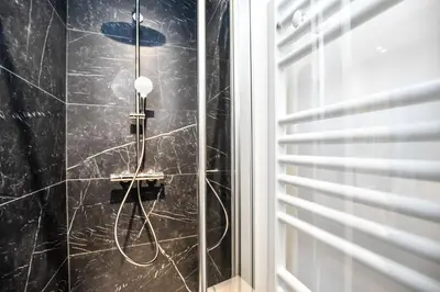 Salle de bains dans l'établissement Duplex agréable Paris 20ᵉ - Belleville