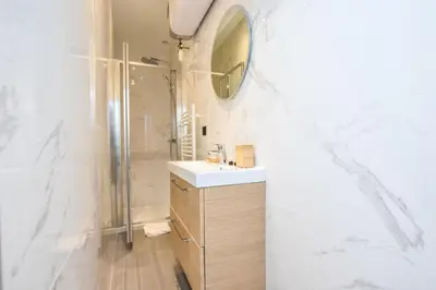 Salle de bains dans l'établissement Duplex agréable Paris 20ᵉ - Belleville