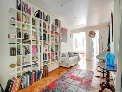 Bibliothèque dans l'appartement