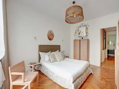 Un ou plusieurs lits dans un hébergement de l'établissement Superbe apt haussmannien 4BR 10P Parc Monceau