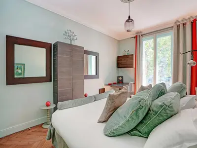 Un ou plusieurs lits dans un hébergement de l'établissement Superbe apt haussmannien 4BR 10P Parc Monceau