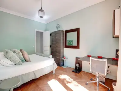 Un ou plusieurs lits dans un hébergement de l'établissement Superbe apt haussmannien 4BR 10P Parc Monceau