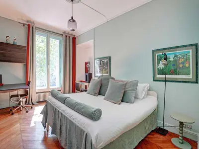 Un ou plusieurs lits dans un hébergement de l'établissement Superbe apt haussmannien 4BR 10P Parc Monceau