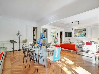 Coin salon dans l'établissement Superbe apt haussmannien 4BR 10P Parc Monceau