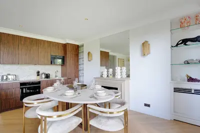 Cuisine ou kitchenette dans l'établissement Luxurious apartment - 2BR- 6P Eiffel Tower view