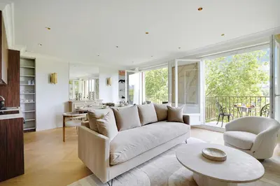 Coin salon dans l'établissement Luxurious apartment - 2BR- 6P Eiffel Tower view