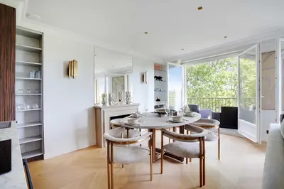 Coin salon dans l'établissement Luxurious apartment - 2BR- 6P Eiffel Tower view