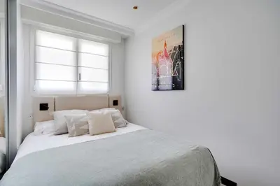 Un ou plusieurs lits dans un hébergement de l'établissement Luxurious apartment - 2BR- 6P Eiffel Tower view