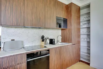 Cuisine ou kitchenette dans l'établissement Luxurious apartment - 2BR- 6P Eiffel Tower view