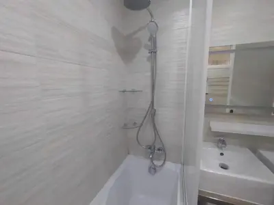Salle de bains dans l'établissement 4 min walk to metro, 3 bedrooms &Salon, La Défense