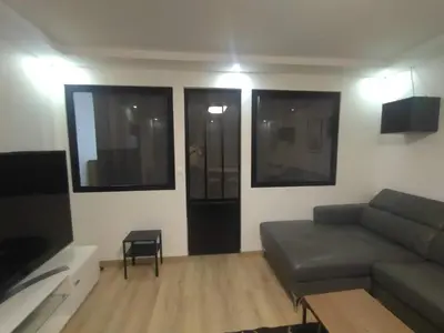 Télévision ou salle de divertissement dans l'établissement 4 min walk to metro, 3 bedrooms &Salon, La Défense