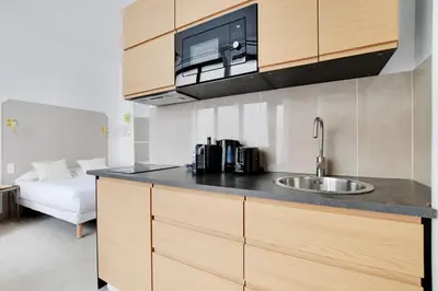 Cuisine ou kitchenette dans l'établissement Studio Moderne - AC- 4P- Champ-de-Mars