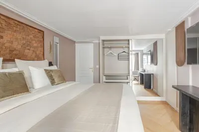 Un ou plusieurs lits dans un hébergement de l'établissement Luxury Living in Paris 1er - Palais Royal, Victoires-louvre