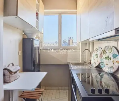 Cuisine ou kitchenette dans l'établissement Pont de neuilly