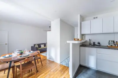 Cuisine ou kitchenette dans l'établissement Charming flat, center of Paris