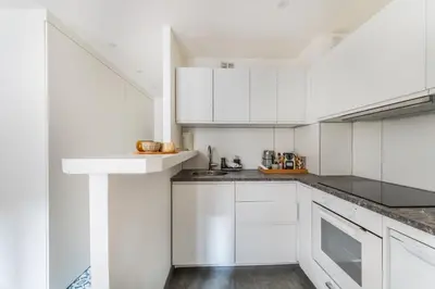 Cuisine ou kitchenette dans l'établissement Charming flat, center of Paris