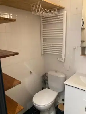 Salle de bains dans l'établissement Studio meublé Gambetta