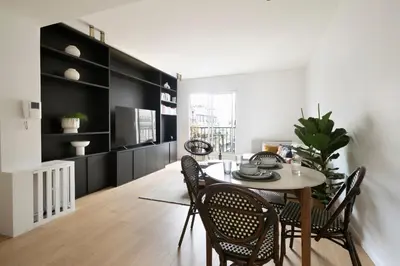 Cuisine ou kitchenette dans l'établissement Bright & Chic apartment Near Porte Maillot - 4P