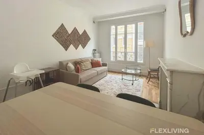 Coin salon dans l'établissement Jardin des Plantes - Beautiful bright 2-bedroom apartment -1 living room