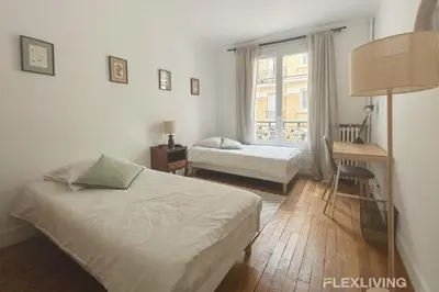 Un ou plusieurs lits dans un hébergement de l'établissement Jardin des Plantes - Beautiful bright 2-bedroom apartment -1 living room