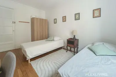 Un ou plusieurs lits dans un hébergement de l'établissement Jardin des Plantes - Beautiful bright 2-bedroom apartment -1 living room