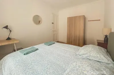 Un ou plusieurs lits dans un hébergement de l'établissement Jardin des Plantes - Beautiful bright 2-bedroom apartment -1 living room