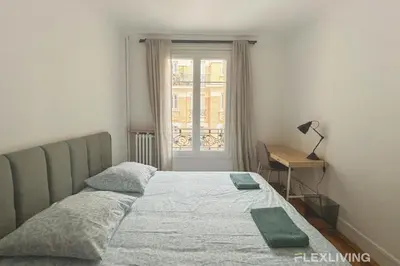 Un ou plusieurs lits dans un hébergement de l'établissement Jardin des Plantes - Beautiful bright 2-bedroom apartment -1 living room