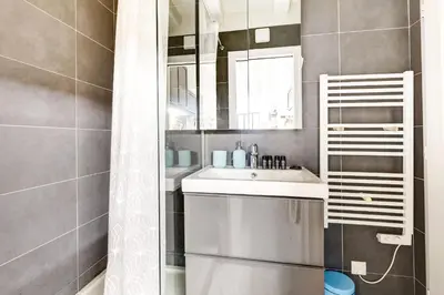 Salle de bains dans l'établissement Maison dartiste a proximite de la gare de Lyon
