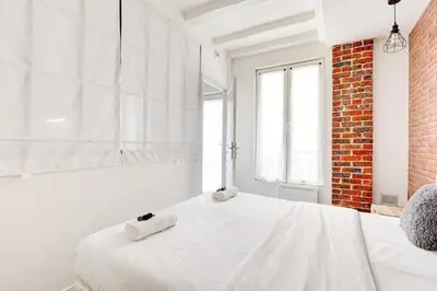 Un ou plusieurs lits dans un hébergement de l'établissement Maison dartiste a proximite de la gare de Lyon