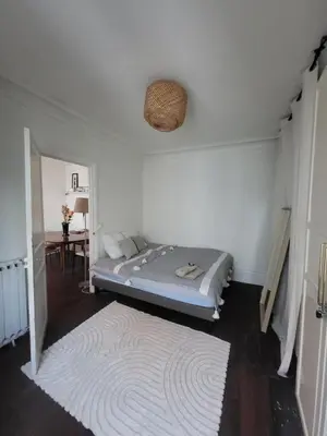 Un ou plusieurs lits dans un hébergement de l'établissement Charmant 61 m2 bas Montmartre