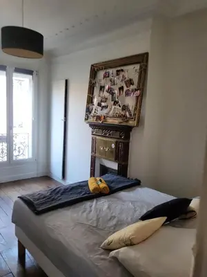 Un ou plusieurs lits dans un hébergement de l'établissement Charmant 61 m2 bas Montmartre